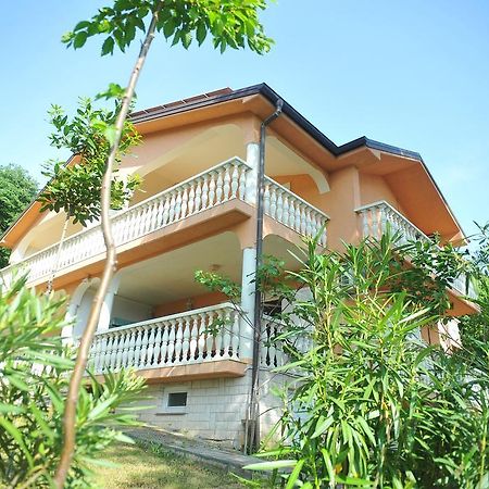 Apartments Viktorija Omišalj Oda fotoğraf